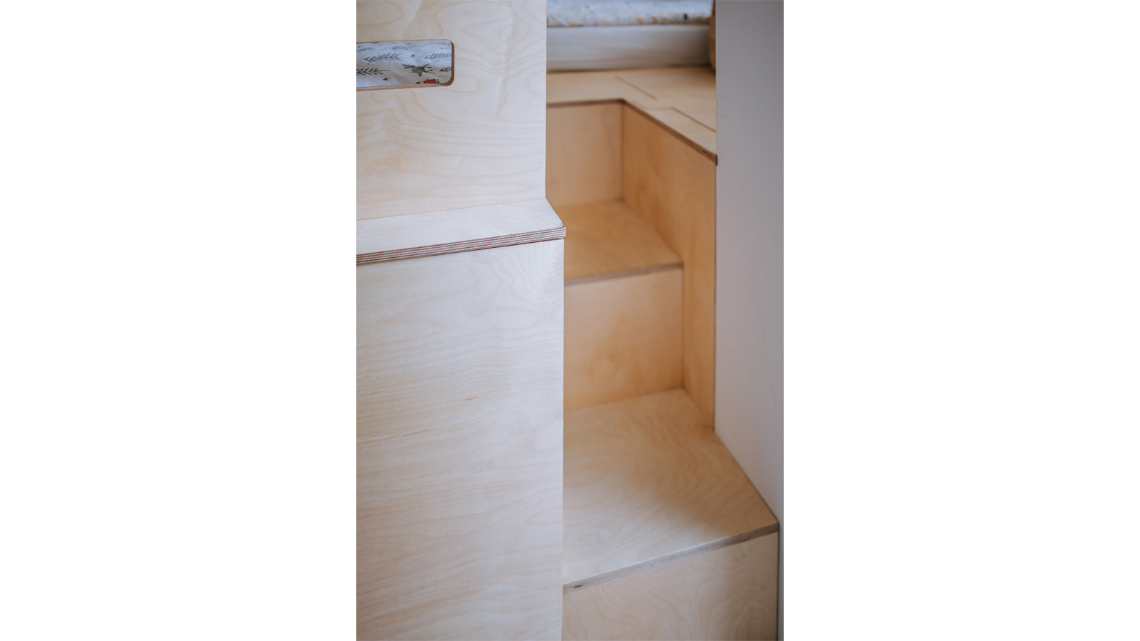 (13, 6, 'Foto_06.jpg', 'Dětský pokojíček', 'Tvarově složitý a nepravidelně členěný bývalý pokoj pro služku ve starší pražské zástavbě chtěla mladá rodina upravit na pokojíček pro dvě malé děti. Navržený společný prostor je rozdělen na spací koutek s úložným prostorem a obdélníkový prostor, který je snadno zařiditelný a do budoucna variabilní.  Spací koutek lze jednoduše oddělit zatažitelnou zástěnou na dvě části se zachováním optického i světelného soukromí. S pomocí jednoduché dřevěné konstrukce, opláštěné březovou překližkou se docílilo i dostatečného úložního prostoru.', 'I', 'Helena Sosnová', 'Praha', '2025', 'Realizace', None)