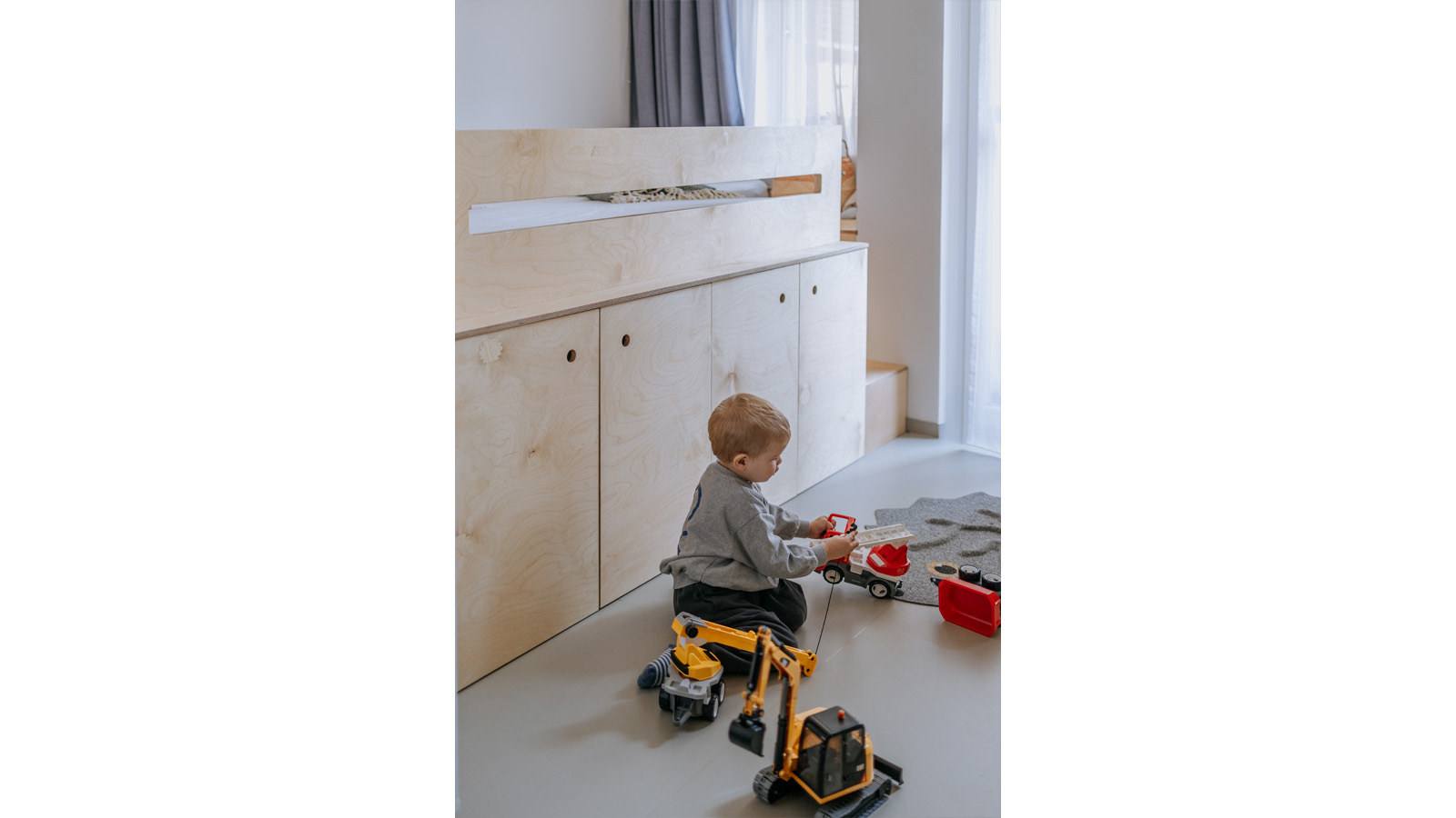 (13, 6, 'Foto_06.jpg', 'Dětský pokojíček', 'Tvarově složitý a nepravidelně členěný bývalý pokoj pro služku ve starší pražské zástavbě chtěla mladá rodina upravit na pokojíček pro dvě malé děti. Navržený společný prostor je rozdělen na spací koutek s úložným prostorem a obdélníkový prostor, který je snadno zařiditelný a do budoucna variabilní.  Spací koutek lze jednoduše oddělit zatažitelnou zástěnou na dvě části se zachováním optického i světelného soukromí. S pomocí jednoduché dřevěné konstrukce, opláštěné březovou překližkou se docílilo i dostatečného úložního prostoru.', 'I', 'Helena Sosnová', 'Praha', '2025', 'Realizace', None)