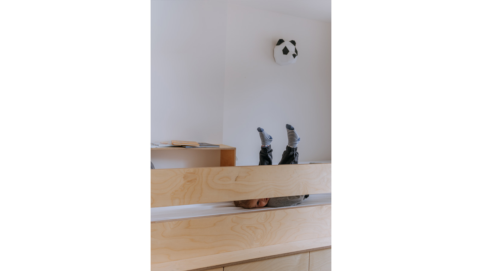 (13, 6, 'Foto_06.jpg', 'Dětský pokojíček', 'Tvarově složitý a nepravidelně členěný bývalý pokoj pro služku ve starší pražské zástavbě chtěla mladá rodina upravit na pokojíček pro dvě malé děti. Navržený společný prostor je rozdělen na spací koutek s úložným prostorem a obdélníkový prostor, který je snadno zařiditelný a do budoucna variabilní.  Spací koutek lze jednoduše oddělit zatažitelnou zástěnou na dvě části se zachováním optického i světelného soukromí. S pomocí jednoduché dřevěné konstrukce, opláštěné březovou překližkou se docílilo i dostatečného úložního prostoru.', 'I', 'Helena Sosnová', 'Praha', '2025', 'Realizace', None)