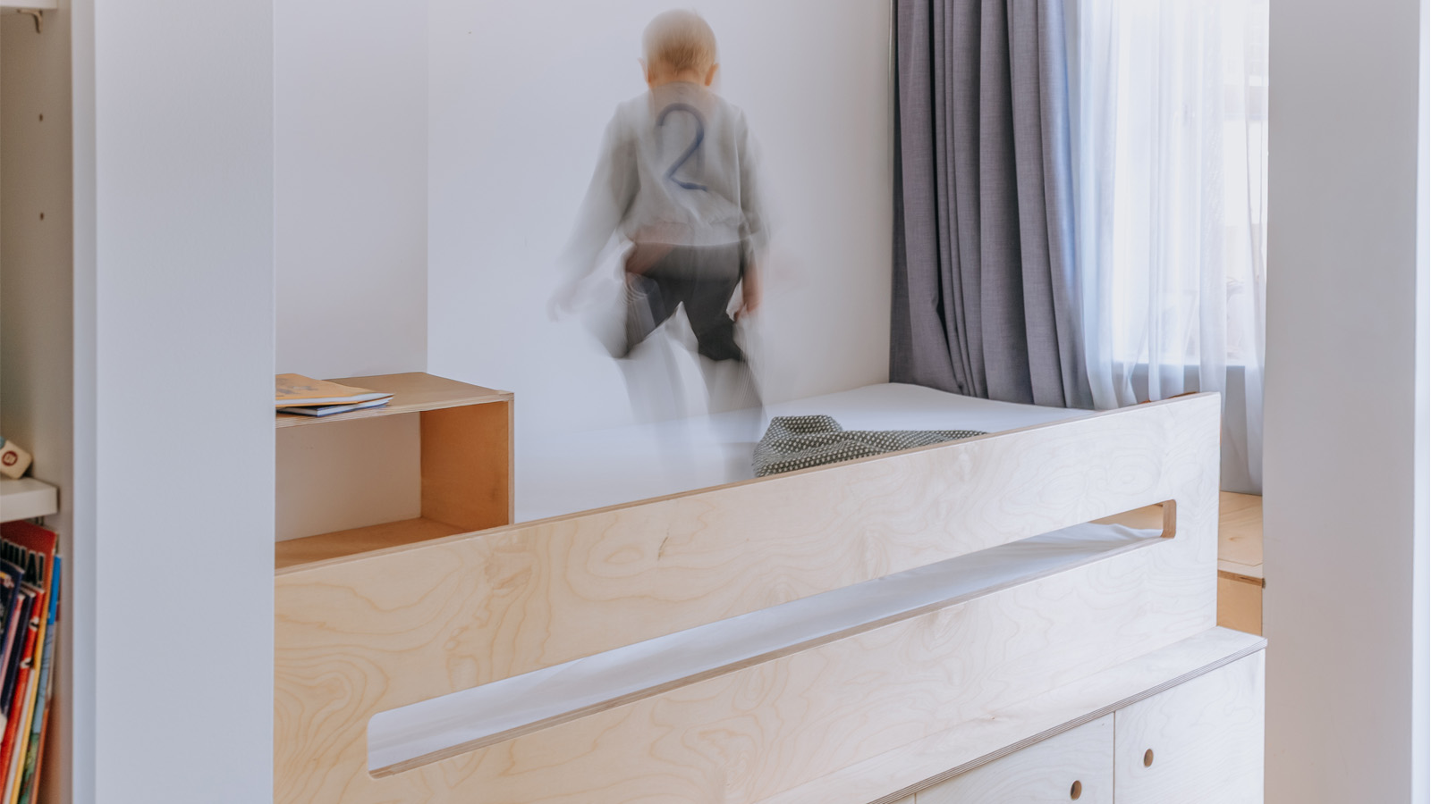 (13, 6, 'Foto_06.jpg', 'Dětský pokojíček', 'Tvarově složitý a nepravidelně členěný bývalý pokoj pro služku ve starší pražské zástavbě chtěla mladá rodina upravit na pokojíček pro dvě malé děti. Navržený společný prostor je rozdělen na spací koutek s úložným prostorem a obdélníkový prostor, který je snadno zařiditelný a do budoucna variabilní.  Spací koutek lze jednoduše oddělit zatažitelnou zástěnou na dvě části se zachováním optického i světelného soukromí. S pomocí jednoduché dřevěné konstrukce, opláštěné březovou překližkou se docílilo i dostatečného úložního prostoru.', 'I', 'Helena Sosnová', 'Praha', '2025', 'Realizace', None)