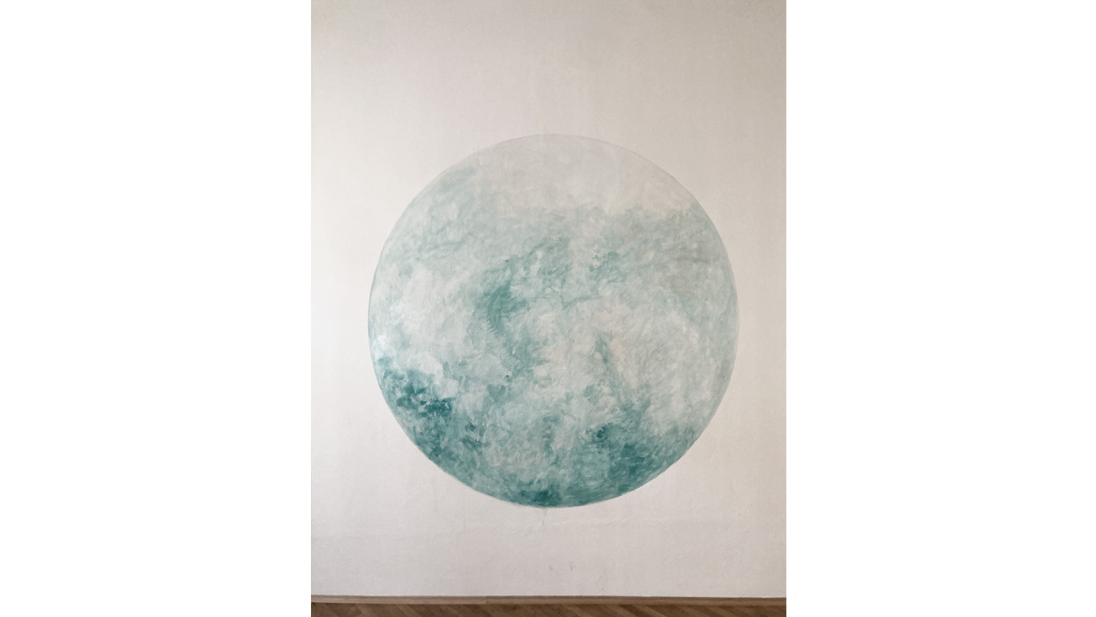 (18, 6, '06.jpg', 'Interiér jógového a zájmového centra', 'Cílem návrhu bylo citlivě adaptovat prostory centra tak, aby mohly sloužit různorodým aktivitám – od jazykových kurzů až po cvičení jógy. Hlavním zásahem bylo vložení nové příčky z březové překližky, která rozdělila původně otevřený prostor na šatnu a učebnu jazyků. Překližka přinesla do interiéru přírodní charakter, vizuální teplo a decentní dekor. Součástí návrhu byla i obnova podlahy v sále určeném pro jógu. Nově zde bylo umístěno velkoplošné zrcadlo a umělecké dílo – kruhový obraz. Dřevěná parketová podlaha dodává prostoru přirozený charakter, je odolná a příjemná pro pohyb bosou nohou. Nedostatečný prostor pro další šatnu byl vyřešen variabilním závěsem, který zachovává otevřenost prostoru a neruší jeho harmonii. Interiér je jednoduchý a klidný, s důrazem na pohodlí i funkčnost, a umožňuje různorodé využití prostoru. Drobný zásah, který výrazně mění kvalitu prostředí.', 'I', 'Helena Sosnová, art - Tereza Folejtarová', 'Praha Letná', '2025', 'Realizace', None)