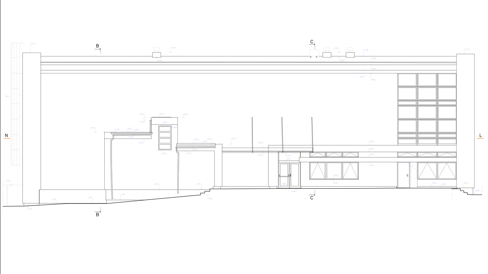 (19, 6, '06.jpg', 'Infocentrum města Humpolec (Helena Sosnová pro Atelier Bod architekti)', 'Infocentrum je navrženo jako přirozená součást veřejného prostoru – ne jen jako služba, ale jako kulturní a společenský uzel pro místní i návštěvníky. Je otevřené, přívětivé a vizuálně propojené s městským kinem, kavárnou i probíhající projekcí. Stává se tak vstupní branou k širším kulturním zážitkům. Návrh respektuje původní architekturu budovy a pracuje s jejím hlavním motivem – symetrií. Tu přenáší i do nového dispozičního řešení. Zvětšené prosklení směrem do Husovy ulice zdůrazňuje transparentnost a dostupnost služeb. Přízemí tvoří informační pult propojený s prodejní a výstavní plochou. Zázemí (kanceláře, kuchyňka, toalety, sklad) je rozšířeno a logicky navazuje na infocentrum i kino. Součástí je také prostor pro výstavu "Hliníkária". Pokladna kina je nově přesunuta do prostoru šaten. Vestavěný nábytek s úložnými funkcemi minimalizuje potřebu dalších skladů. Interiér vychází z místního kontextu – zachována je původní dlažba, osvětlení odkazuje na atmosféru kinosálu. Dominantním materiálem je hliník, zvolený pro svou čistotu i symbolický význam. Odkazuje na známou repliku z filmu Marečku, podejte mi pero!, která spojila Humpolec s postavou Hliníka. Motiv dodává prostoru lehkost a nadhled a posouvá infocentrum od pouhé funkce k místu s vlastním příběhem.', 'AI', 'Helena Sosnová, Vojtěch Sosna', 'Humpolec', '2025', 'Architektonická studie', None)